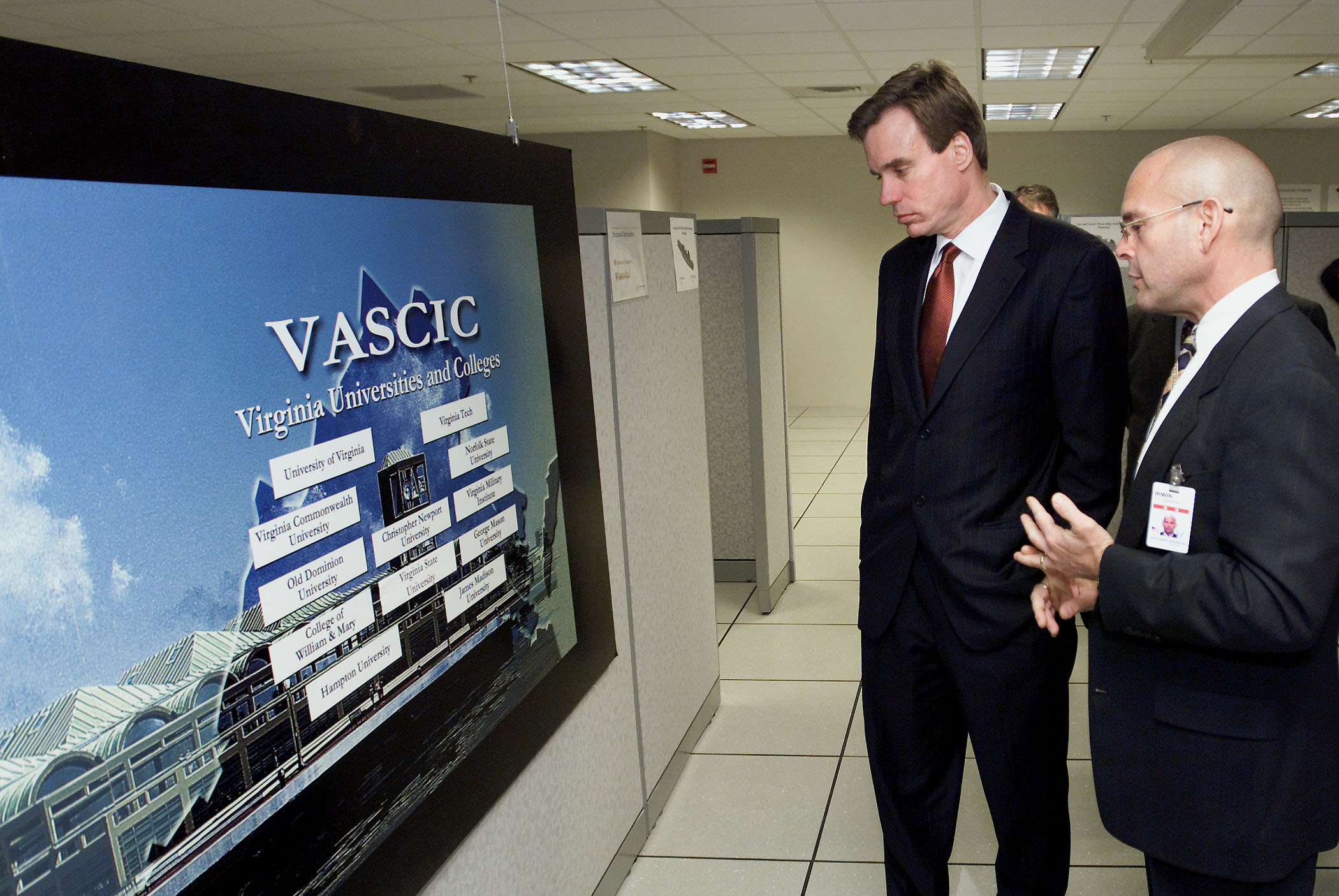 Mark Warner  tours the Virginia Advanced (d=25978)