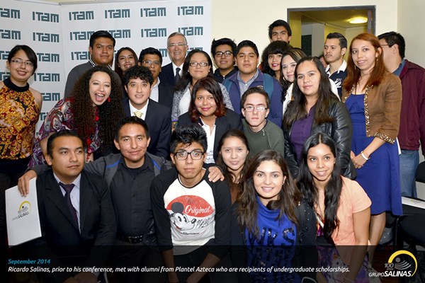 Ricardo Salinas, prior to his conference, met with alumni from Plantel Azteca